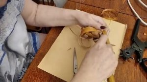 Плетение лаптей из бересты.