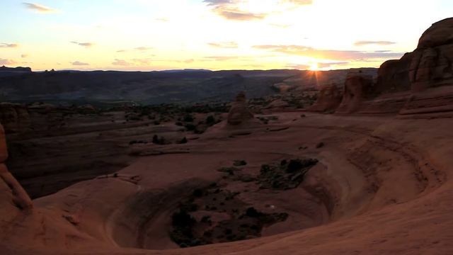 Изящная арка в парке Арки США / Delicate Arches Overlook in Arches NP USA смотреть онлайн