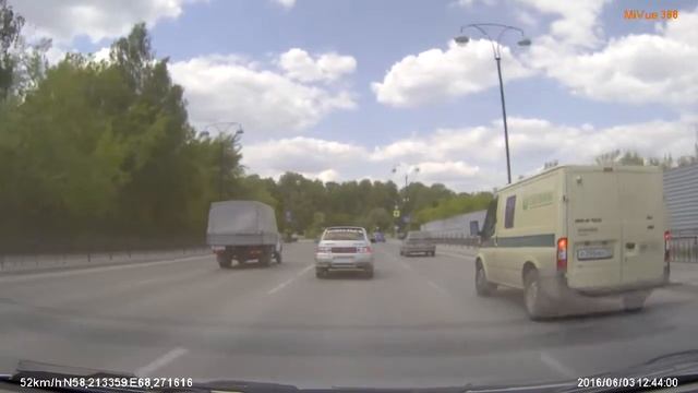 FILE0792 Тобольск ул Доронина Ваз 21112 г н  в893кт72 и инкассаторский Форд г н  р396мк72   на крас