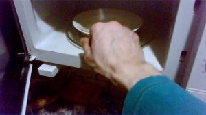 Как почистить микроволновку внутри от жира за 5 минут!