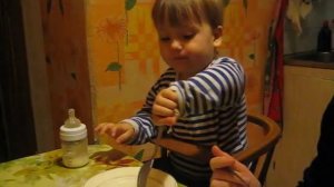 Малыш ест пельмени