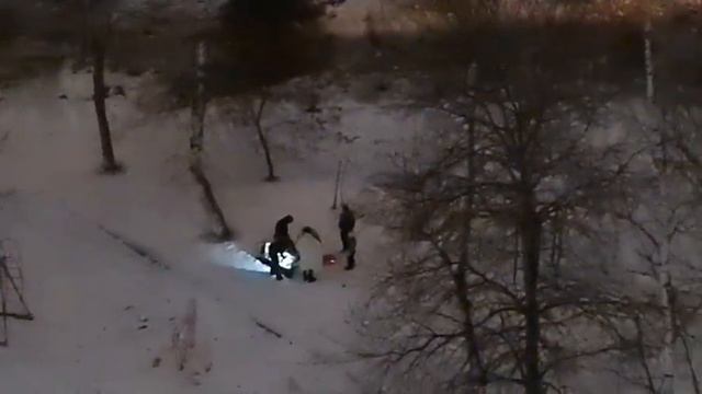 Как люди отмечают Новый год - жарят шашлыки во дворе смотреть онлайн