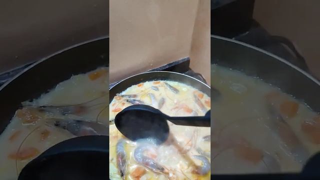 суп с креветками на сковороде? #блюда #блюдаизрыбы #блюдаизкартофеля