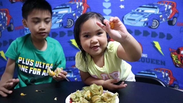 Eating Golden Berry | Cape Gooseberry | Physalis | Chinese Lantern смотреть онлайн