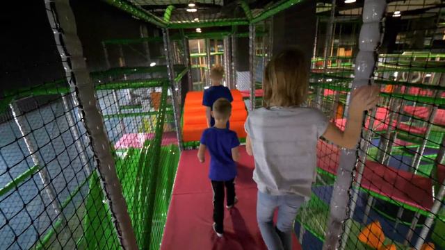 Fun for Kids at Leo's Lekland Indoor Playground смотреть онлайн