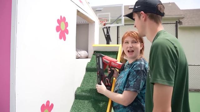 I Built My Dogs A $10,000 MANSION! смотреть онлайн