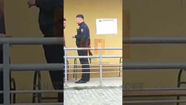 Зачем вообще полицейским выдают огнестрел? смотреть онлайн