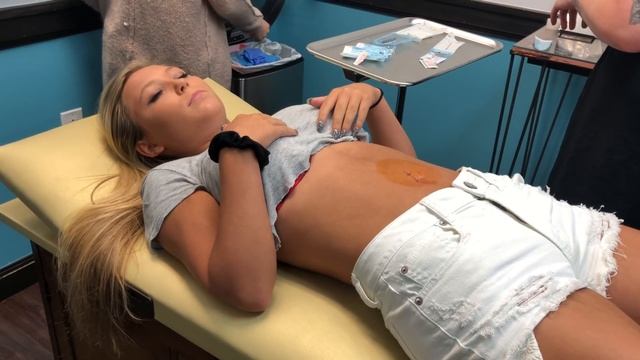 3 GIRLS GET THEIR BELLY BUTTON PIERCED! (FREAKOUT!) смотреть онлайн
