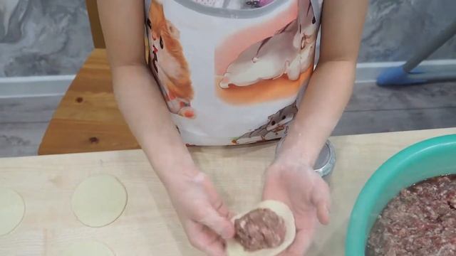 Дарина готовит блюдо Монгольское (бурятское) под названием бузы смотреть онлайн