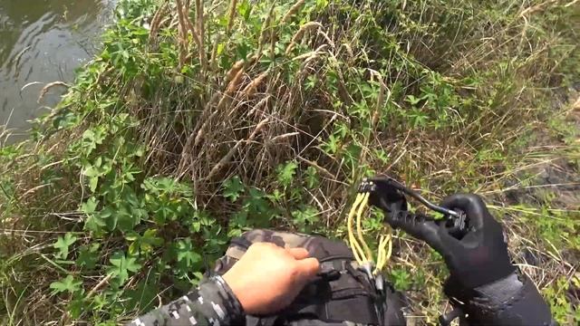 В эту лужу с моря заплывают трофеи, Рыбалка с рогаткой. смотреть онлайн