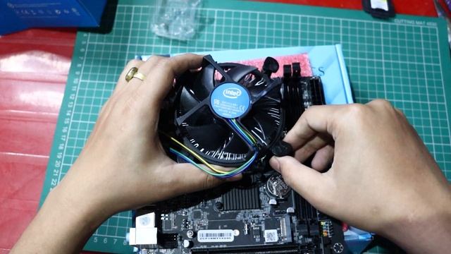 How to Install an Intel CPU Cooler on an H61 LGA 1155 Motherboard смотреть онлайн