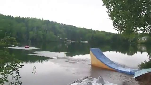 Экстремальные прыжки в воду с разгона на ватрушке