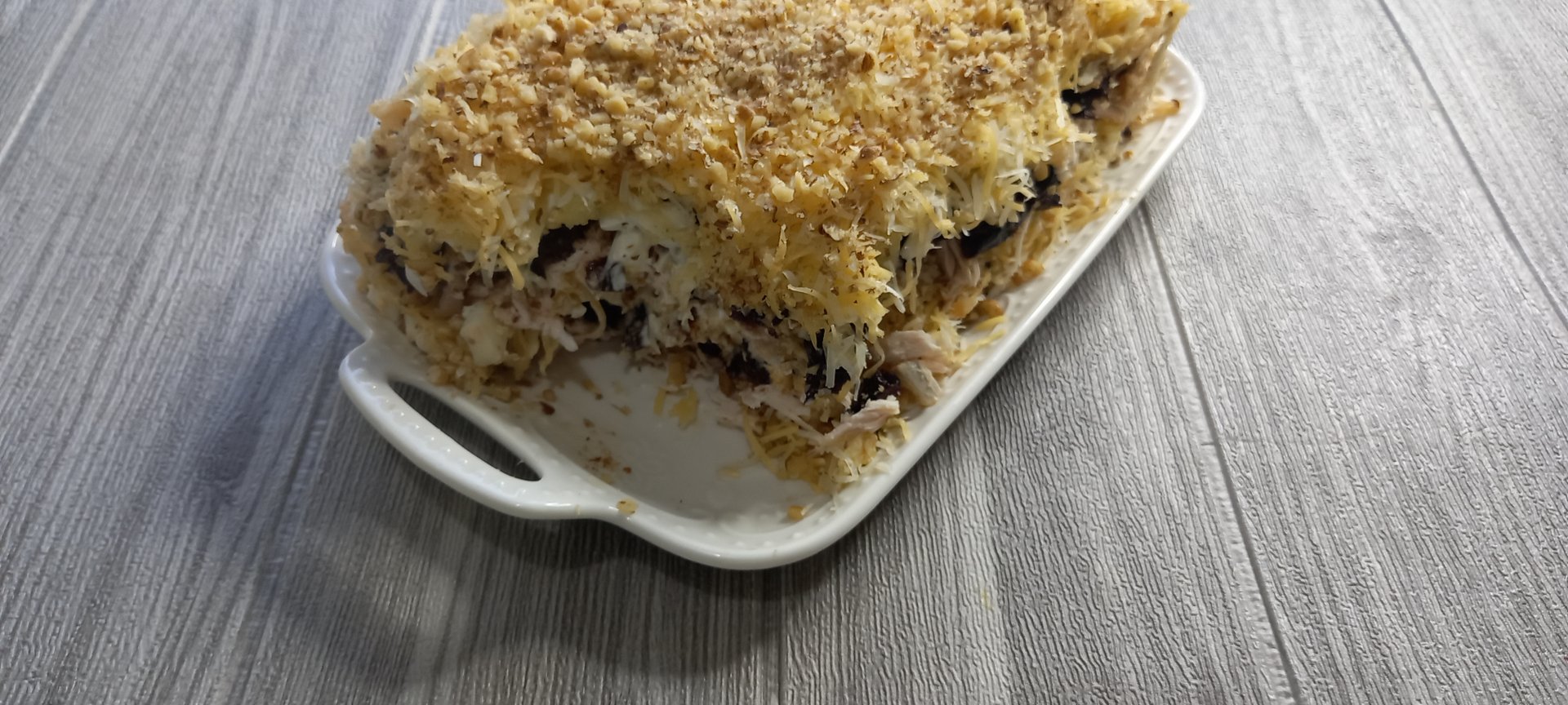 Слоеный салат с курицей и черносливом😋 смотреть онлайн