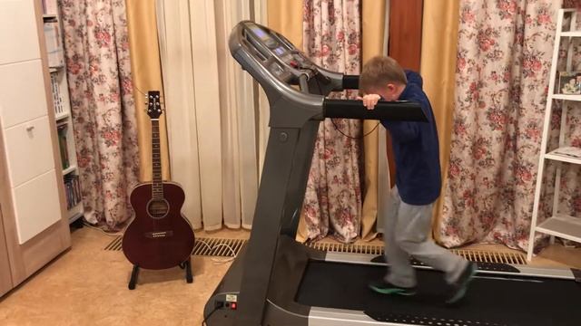 Саша учит бегать на дорожке смотреть онлайн