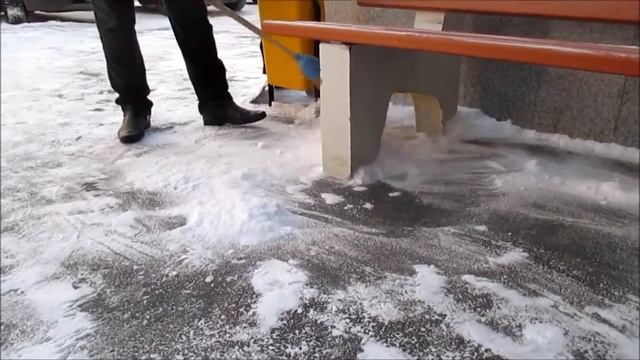 Уборка снега вручную. Зима 2015г. смотреть онлайн