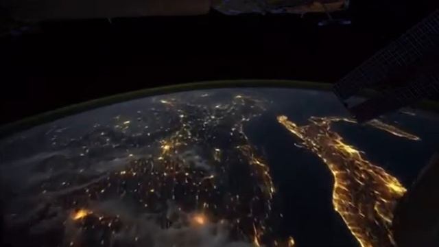 La terre vue du ciel pendant la nuit смотреть онлайн