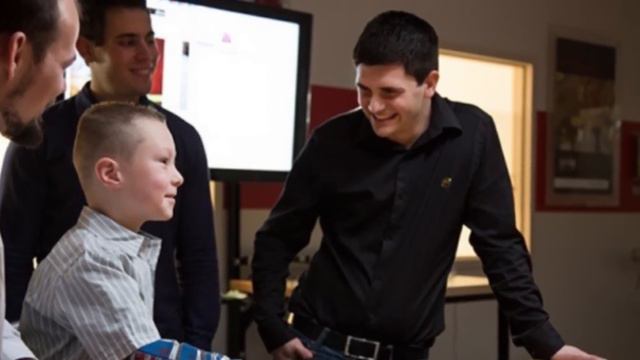 Robert Downey Jr Gives Real-Life Iron Man Arm to Kid! смотреть онлайн