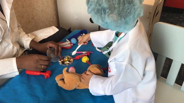 Играем в ДОКТОРА и лечим щенков. Марк ветеринар для ПИТОМЦЕВ. Видео для детей Играем вместе смотреть онлайн