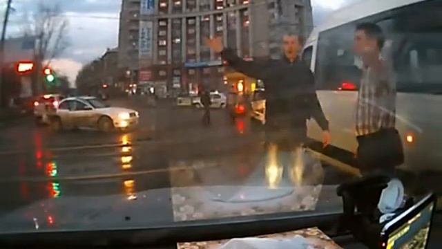 Трамвай протаранил сразу несколько машин. Что случилось? смотреть онлайн