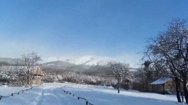 Источники Крыма у Красных пещер. Купание в горной реке. смотреть онлайн