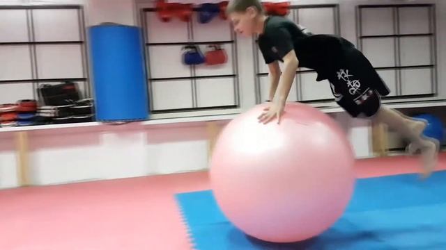 Трюки на фитболе. Еля Тайкан. смотреть онлайн