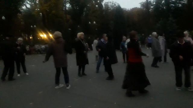 Синий синий иней лег на провода!!!??Танцы в парке Горького!!!?? Харьков 2021 смотреть онлайн
