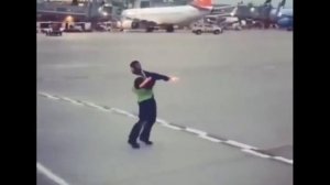 Весёлый регулировщик в аэропорту!