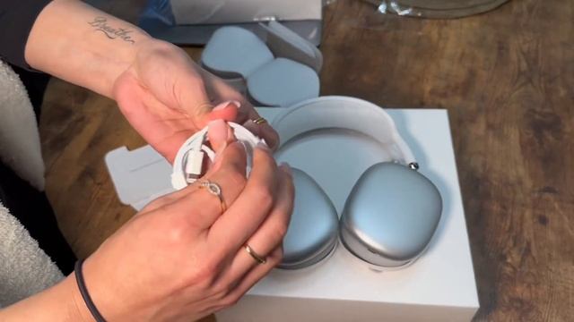 Apple AirPods Max Unboxing w/ My Sister | I told her not to get them ? смотреть онлайн