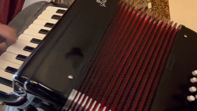 iPhone Ringtone on 8 Bass Accordion . Tono del IPhone en Acordeón de 8 bajos . смотреть онлайн