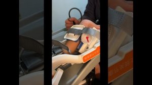 Занятия ребенка на помповом тренажере по разработке локтевого сустава