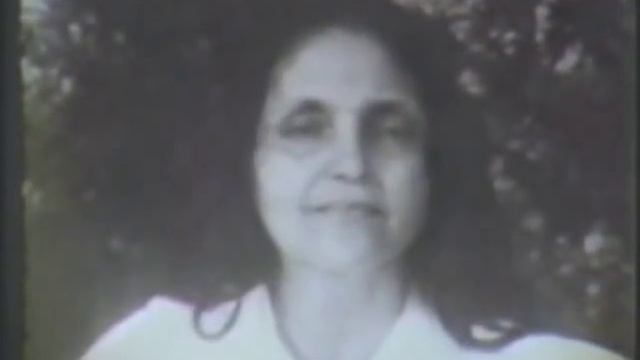 Sri Anandamayi Ma singing in around 1956 смотреть онлайн