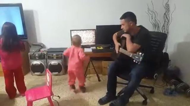 Танцульки под гитару)))Давай папа!Играй! смотреть онлайн