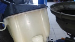 Мерседес Бенц. Бачок охлаждающей жидкости ДВС. ВНИМАНИЕ! Может повредиться контейнер с гранулами!!!