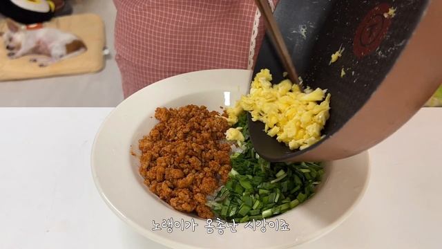 백조?집순이 냉털해 짜장밥 해먹고 케일 2kg사서 냉장고 다시 채우는 냉털지옥 집밥 일상 (짜장밥, 케일쥬스, 단호박 샌드위치, 양배추김치전, 초코모찌, 딸기팥모찌 등) смотреть онлайн