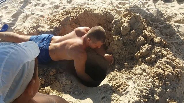 Колюня купается на море в яме(1) смотреть онлайн