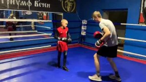 Тренер держит на лапах  #бокс #лапы #ударка #отработка #подготовка