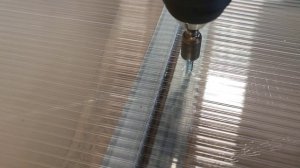 Как установить ручки и крючки на теплицу