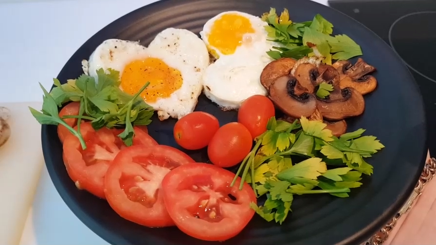 Яичница на завтрак в формочках сердечком. Идеальный завтрак на 14 февраля или 8 марта.