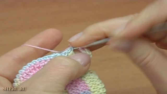 Как вязать с бисером. Цветок крючком с лепестками - завитками. Урок 197 смотреть онлайн