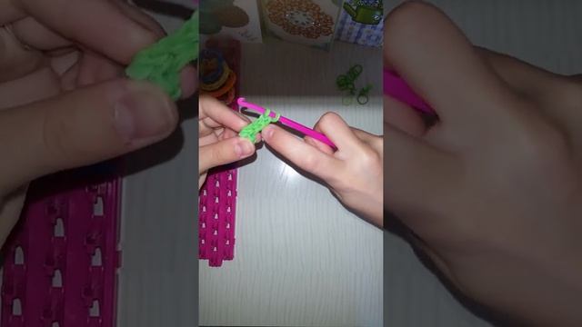 Rainbow Loom : Letter "J" | Плетение из резинок : смотреть онлайн