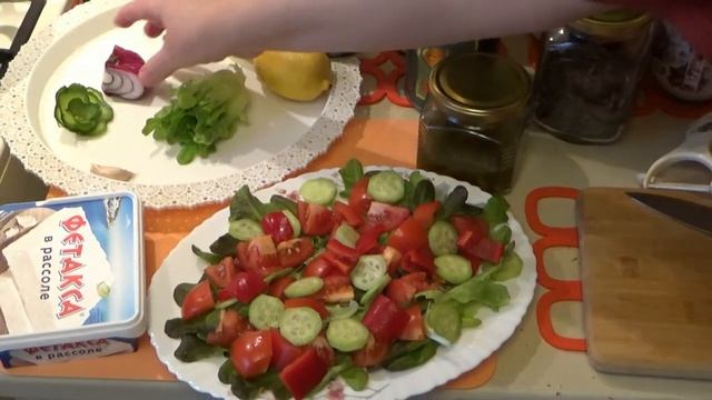 Готовим греческий салат по классическому рецепту и свиные отбивные. смотреть онлайн