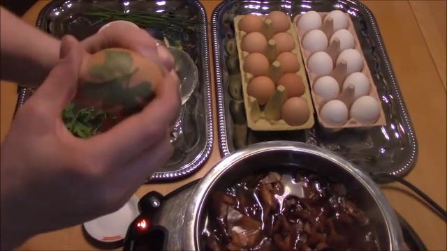 Красим пасхальные яйца луковой шелухой смотреть онлайн