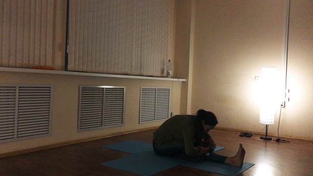 Хатха йога. Занятие 24. Поперечный шпагат. Александра Тата. смотреть онлайн