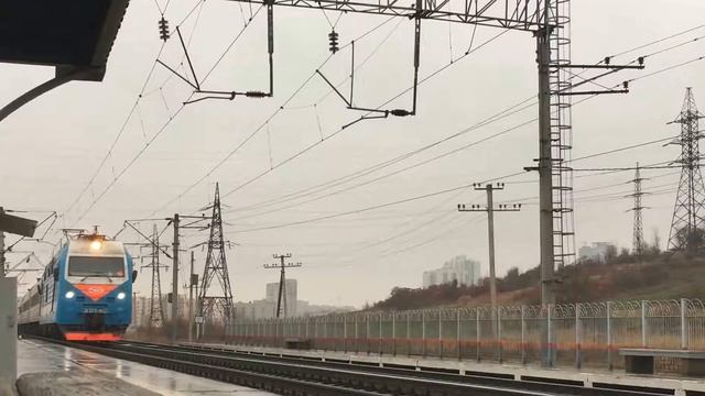 Электровоз ЭП1М-412 с фирменным поездом №45 «Урал» Кисловодск — Екатеринбург смотреть онлайн