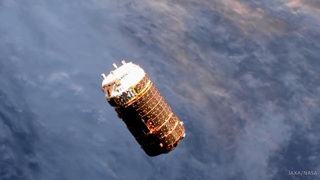 Земля из космоса. Космические корабли рядом с МКС: Союз, SpaceX Dragon, Cygnus, Kounotori смотреть онлайн