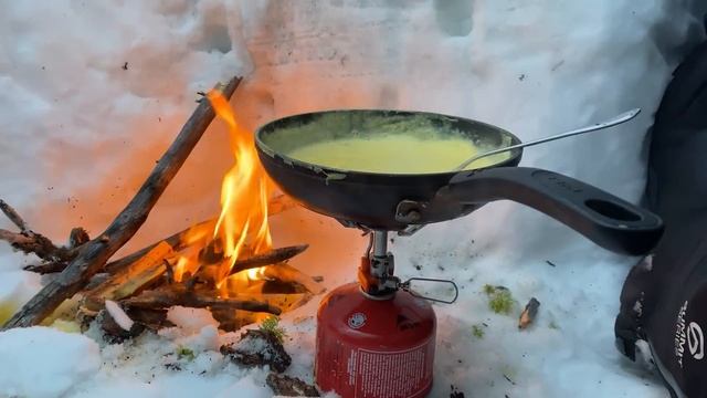 DEEP SNOW Survival Camping in a WINTER STORM! | 8ft of Snow Bushcraft Shelter Camp in a Snowstorm смотреть онлайн