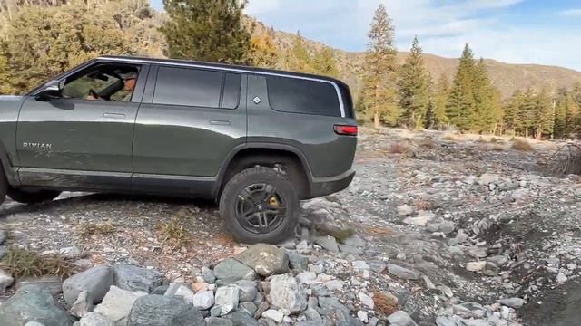 Rivian R1S off-road montage смотреть онлайн