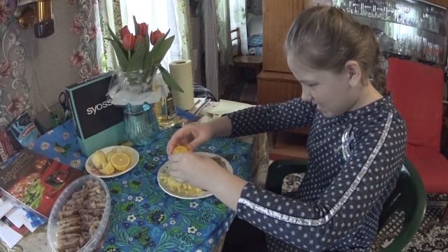 Готовим салат к 8 марта! смотреть онлайн