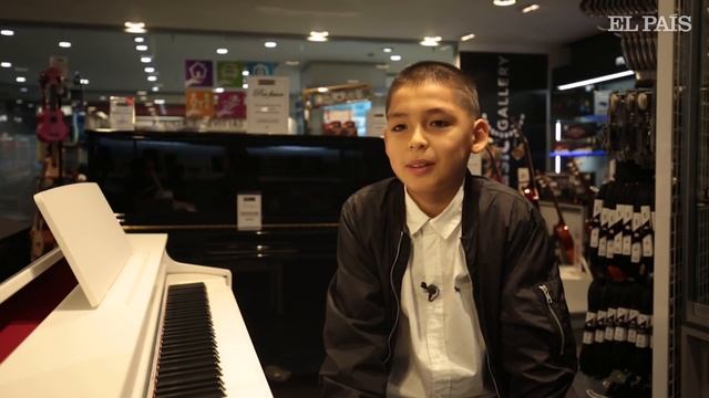 El niño que aprendió a TOCAR EL PIANO en un Corte Inglés смотреть онлайн