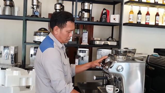 #Delonghi អតិថិជនទិញម៉ាស៊ីនកាហ្វេ Model EC9335 Showroom Siem Reap смотреть онлайн